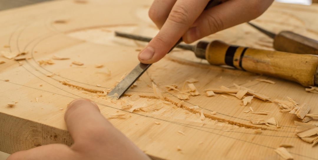 Jak wybrać odpowiednie narzędzia do pracy z drewnem: przegląd możliwości