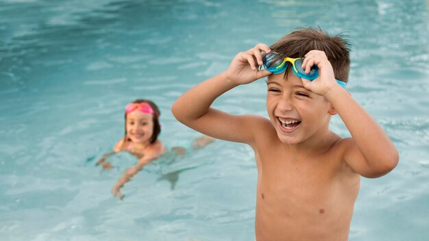 Jak nauka pływania wpływa na rozwój dziecka – spojrzenie na metodyki stosowane w szkole pływania