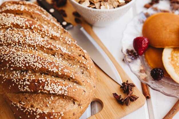 Korzyści zdrowotne i kulinarne żytniego pieczywa w codziennym menu dietetycznym